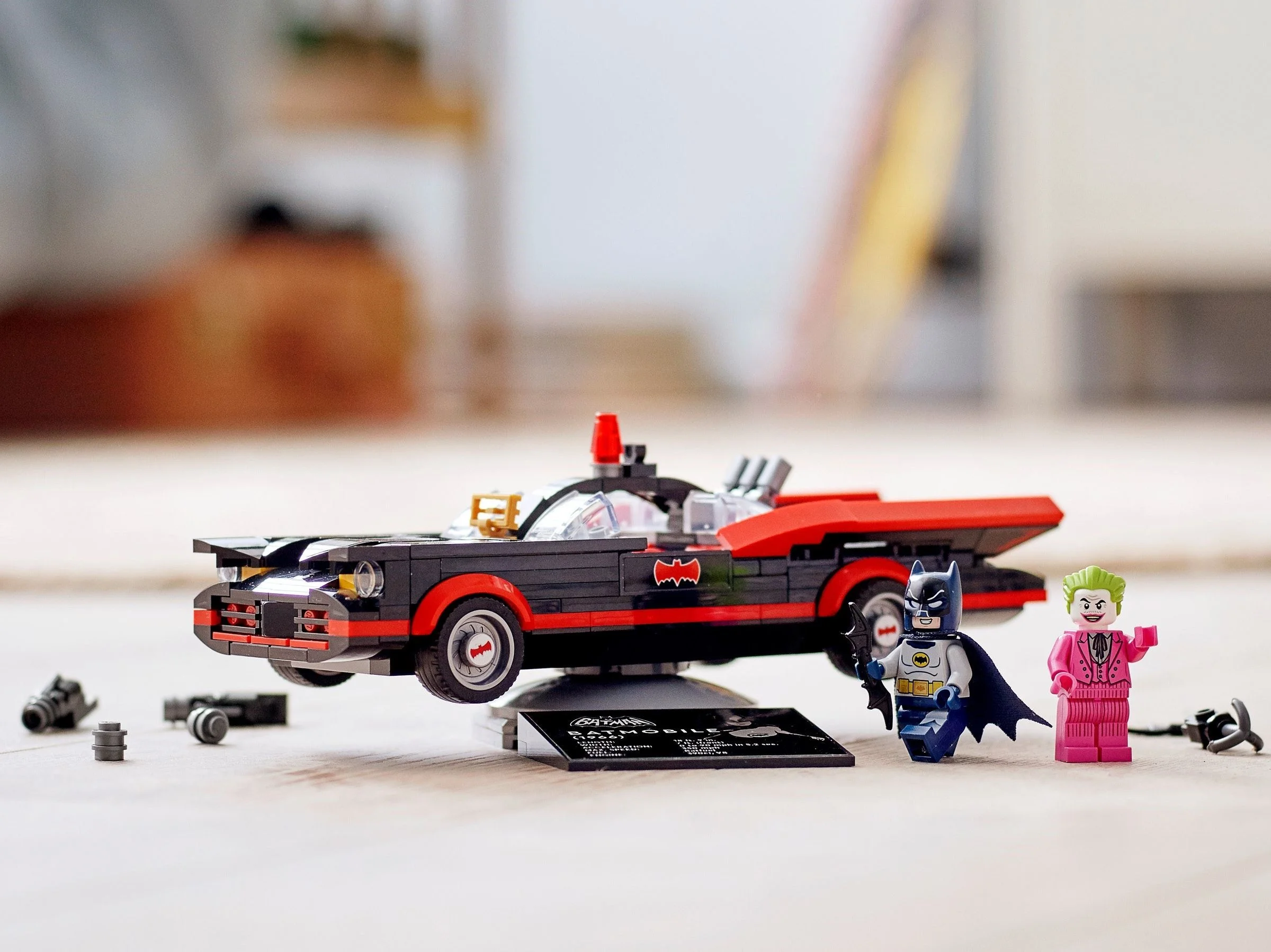 LEGO® 76188 Super Heroes Klasyczny Serial Telewizyjny Batmobil - zdjęcie 4