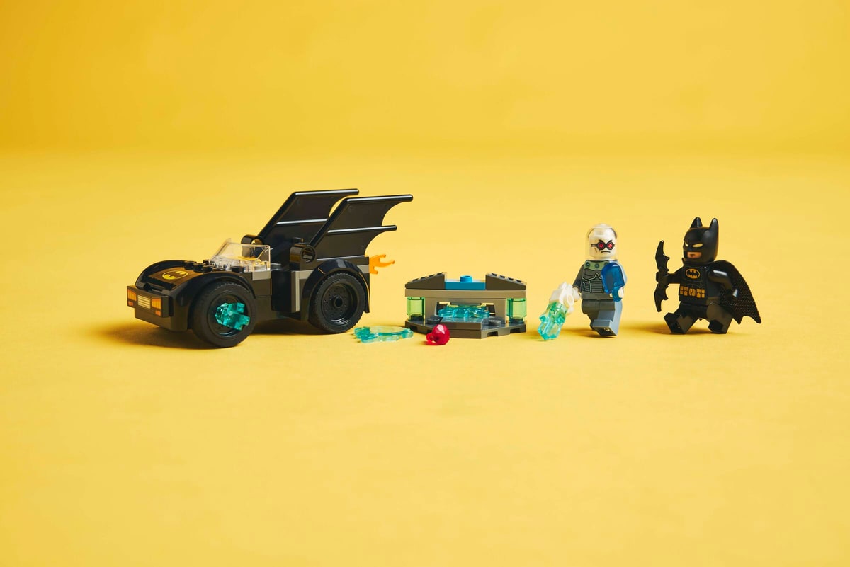 LEGO® 76301 Batman™ i Batmobil kontra Mr. Freeze™ - zdjęcie 12