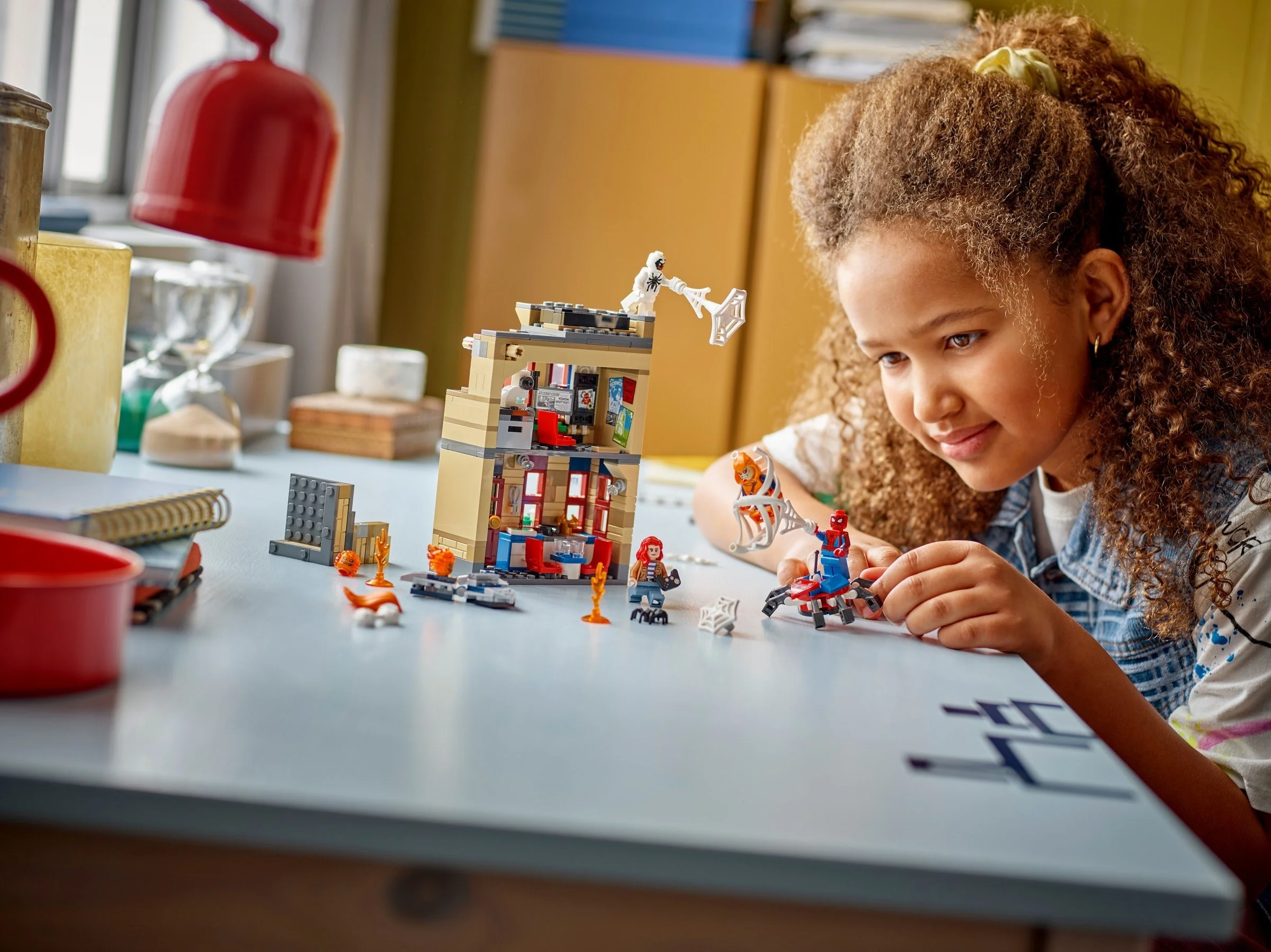 LEGO® 76317 Mieszkanie Petera Parkera - zdjęcie 4