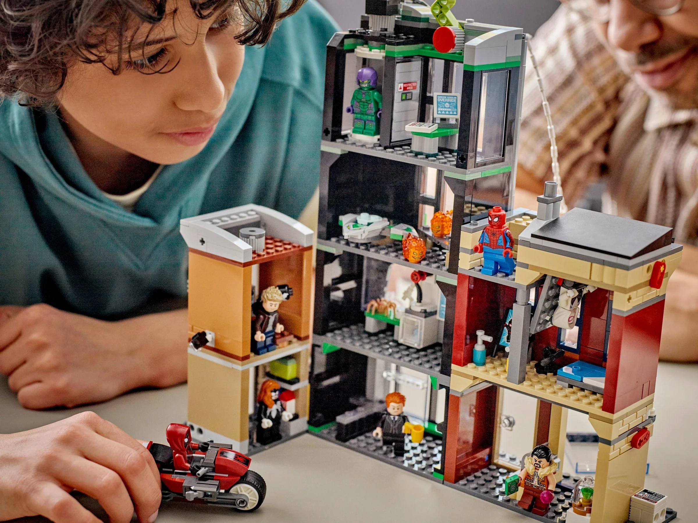 LEGO® 76324 Spider-Man i Oscorp - zdjęcie 5