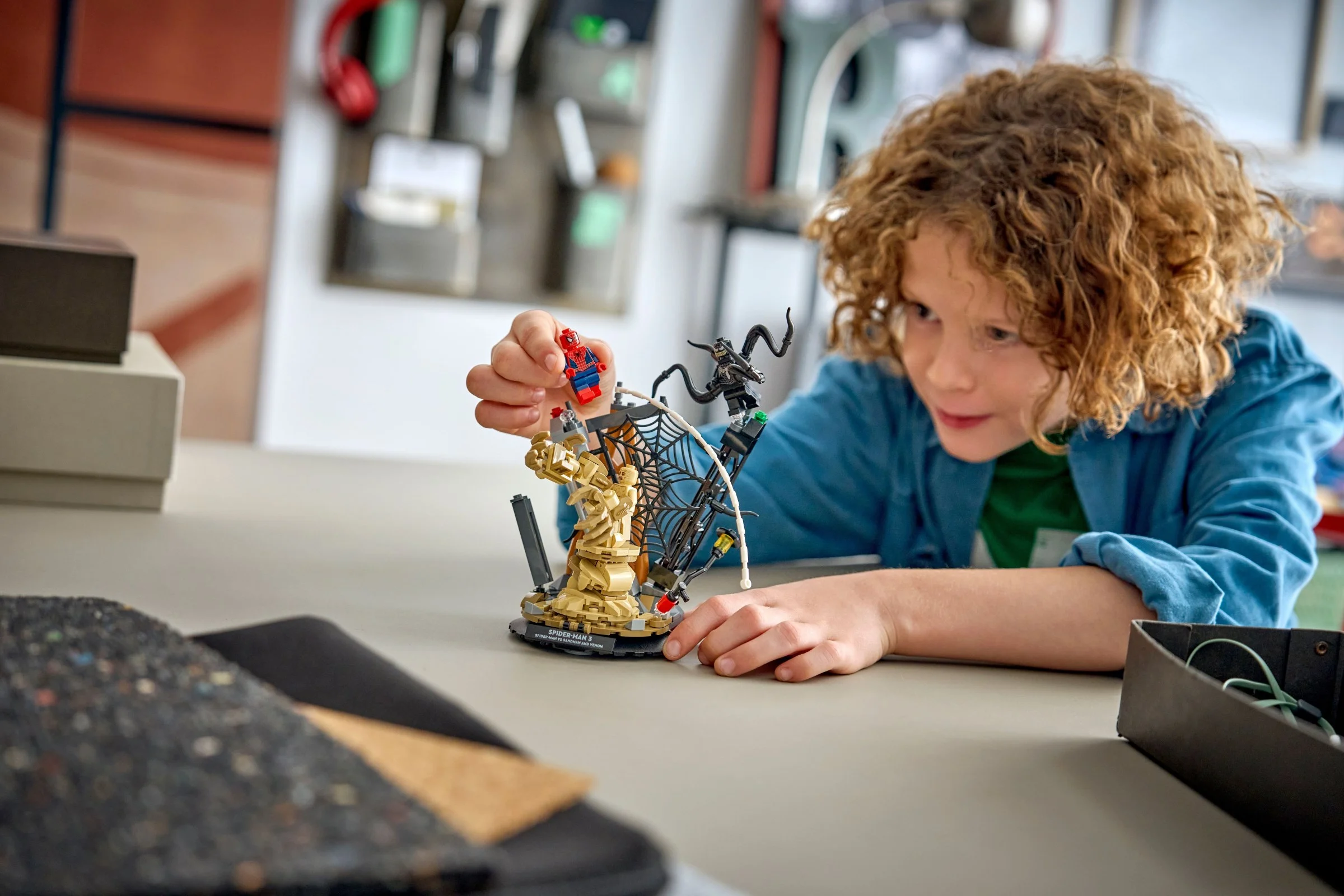 LEGO® 76334 Super Heroes Epicka Bitwa: Spider-man Kontra Sandman - zdjęcie 19