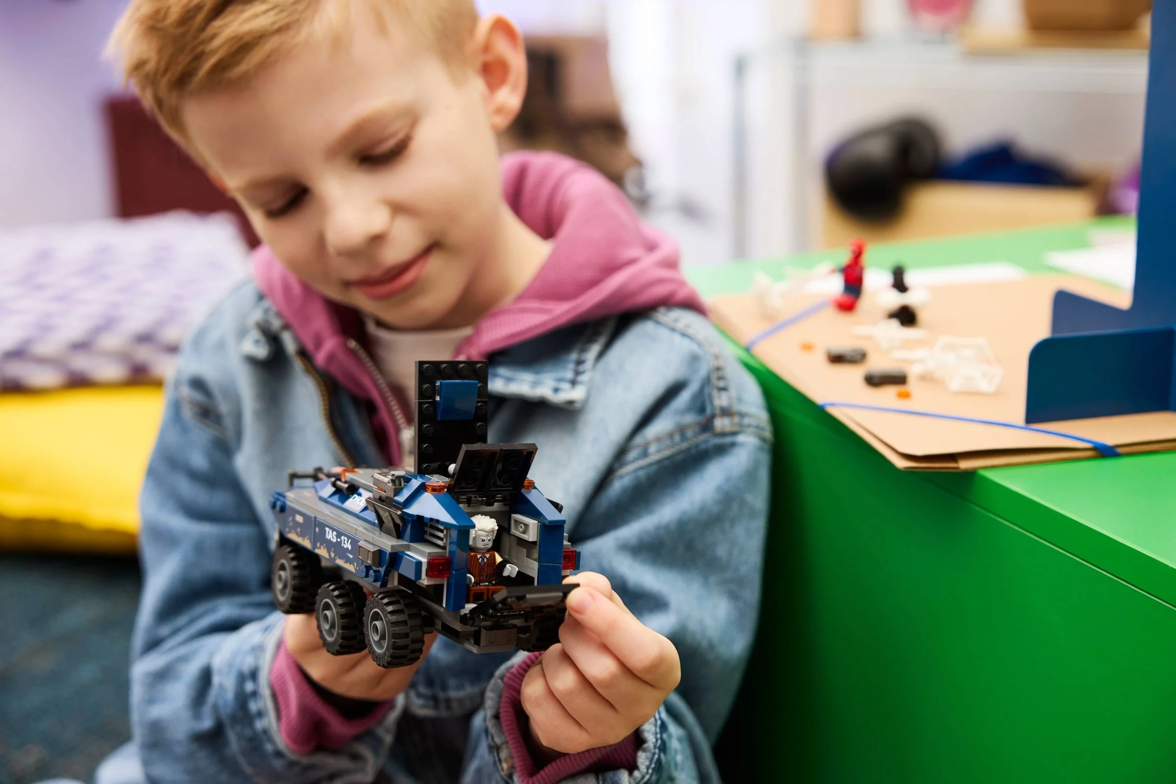 LEGO® 76349 Pościg Spider-Mana za więźniarką - zdjęcie 5