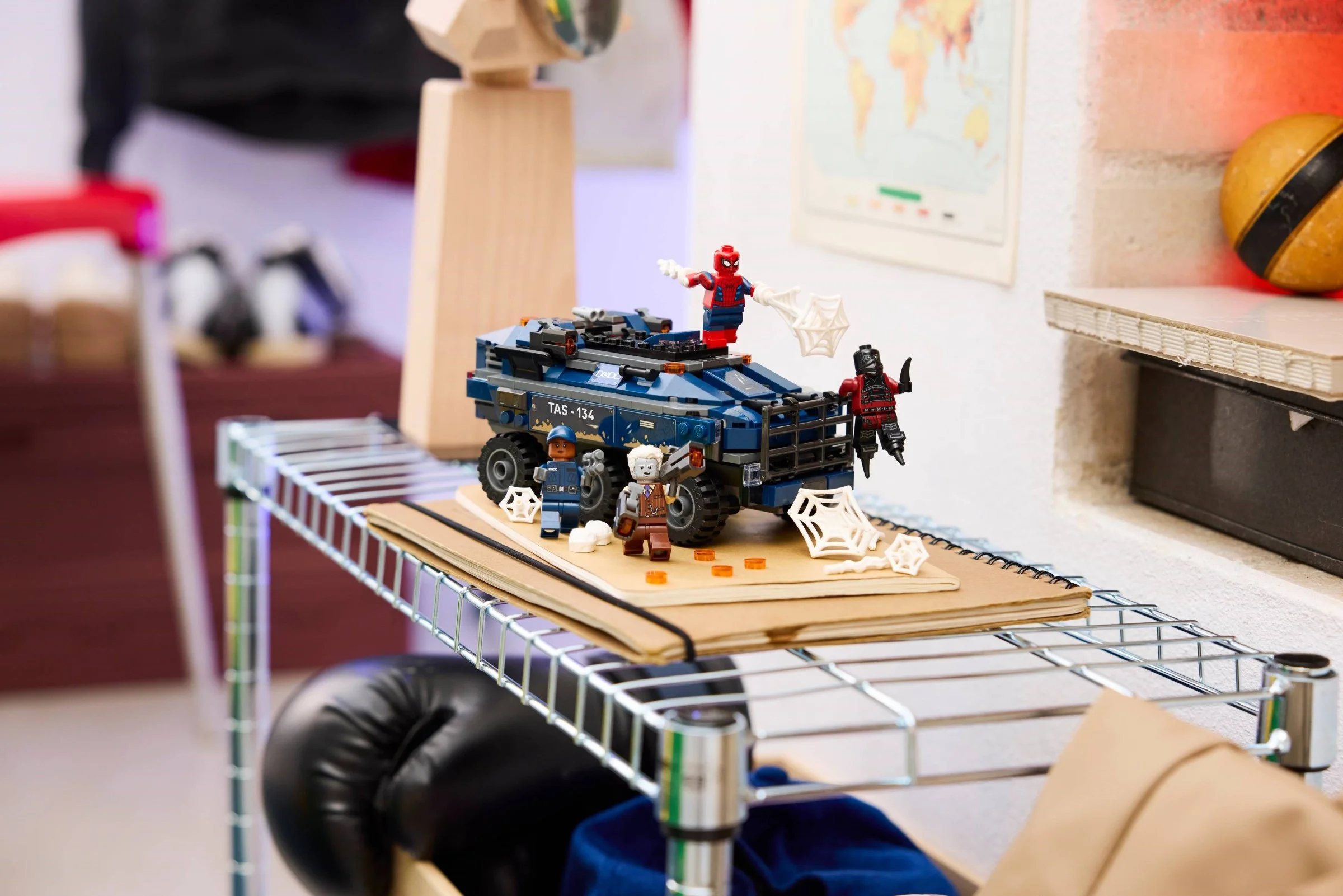 LEGO® 76349 Pościg Spider-Mana za więźniarką - zdjęcie 6