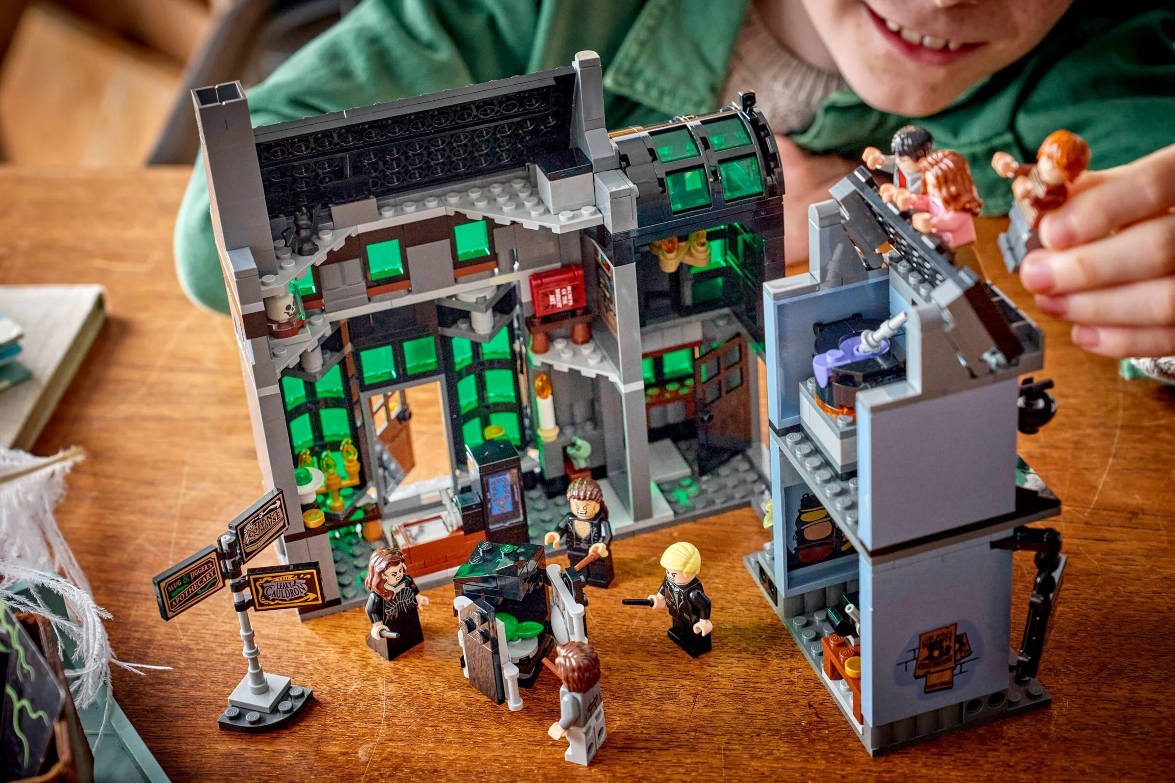 LEGO® 76471 Magiczne sklepy na ulicy Śmiertelnego Nokturnu - zdjęcie 7