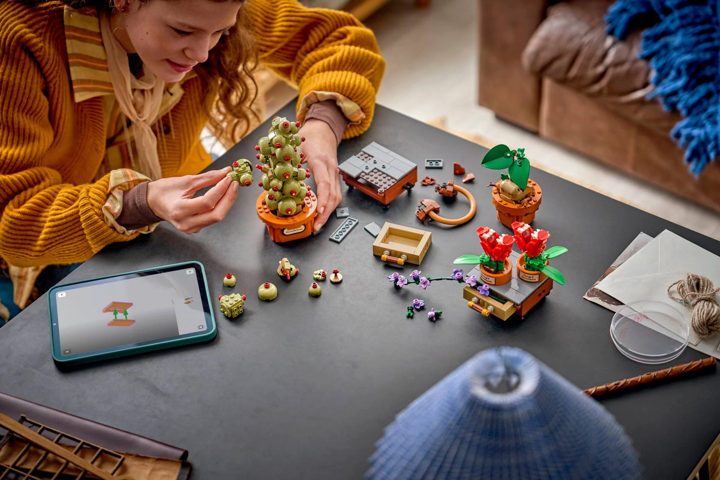 LEGO® 76474 Rośliny z lekcji zielarstwa w Hogwarcie - zdjęcie 4