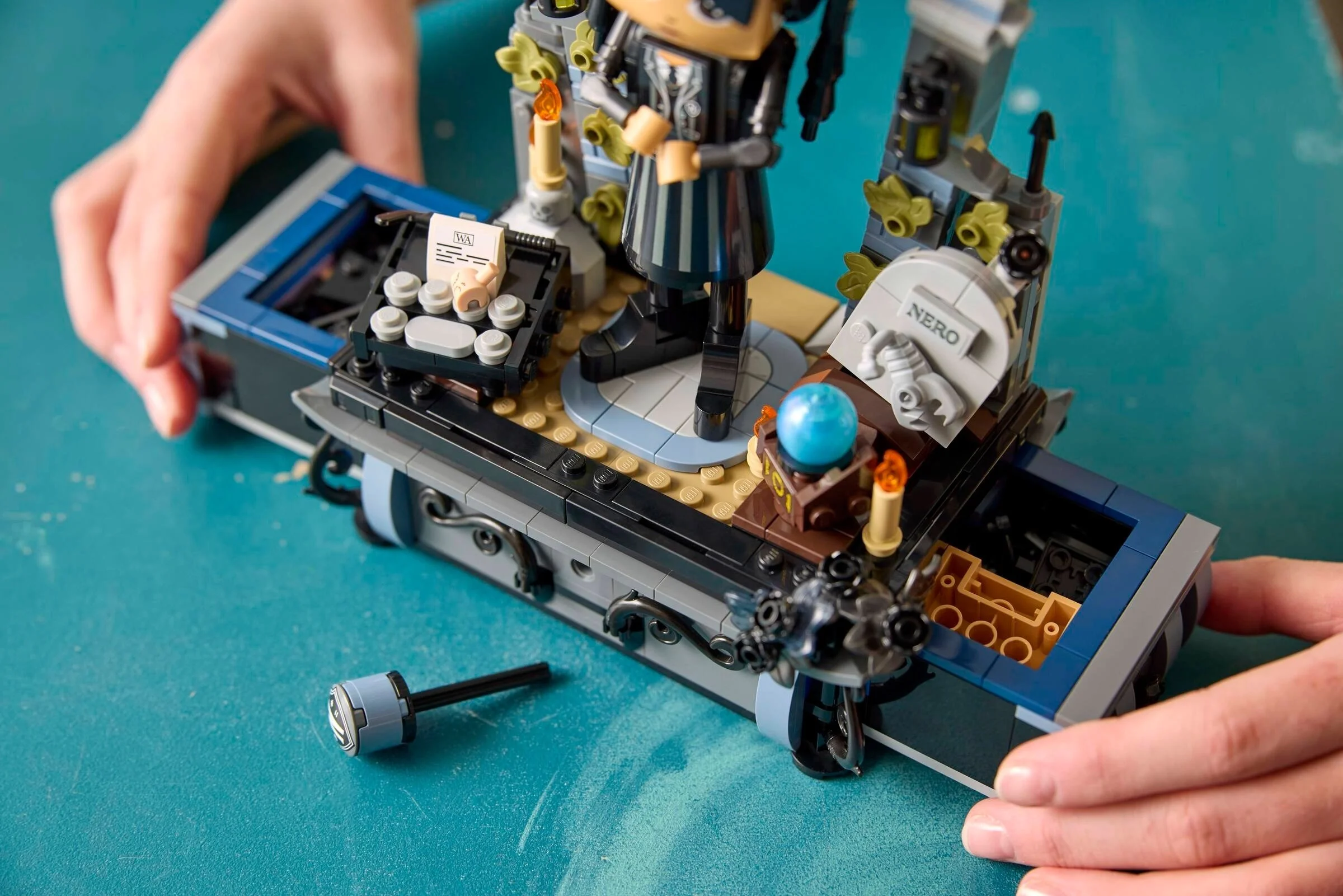 LEGO® 76780 Figurka Wednesday Addams - zdjęcie 5