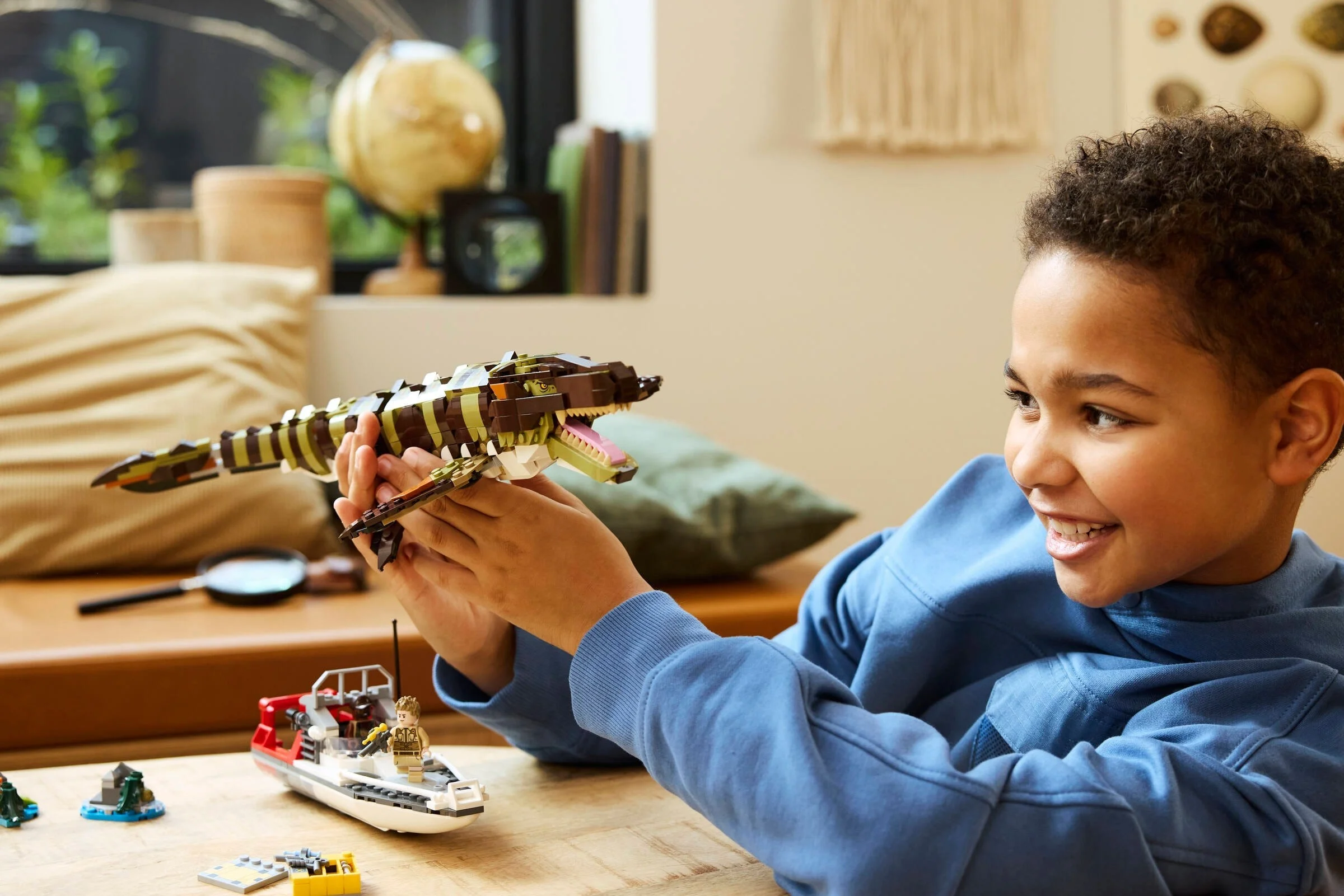 LEGO® 76974 Misja na łodzi i model mozazaura - zdjęcie 4