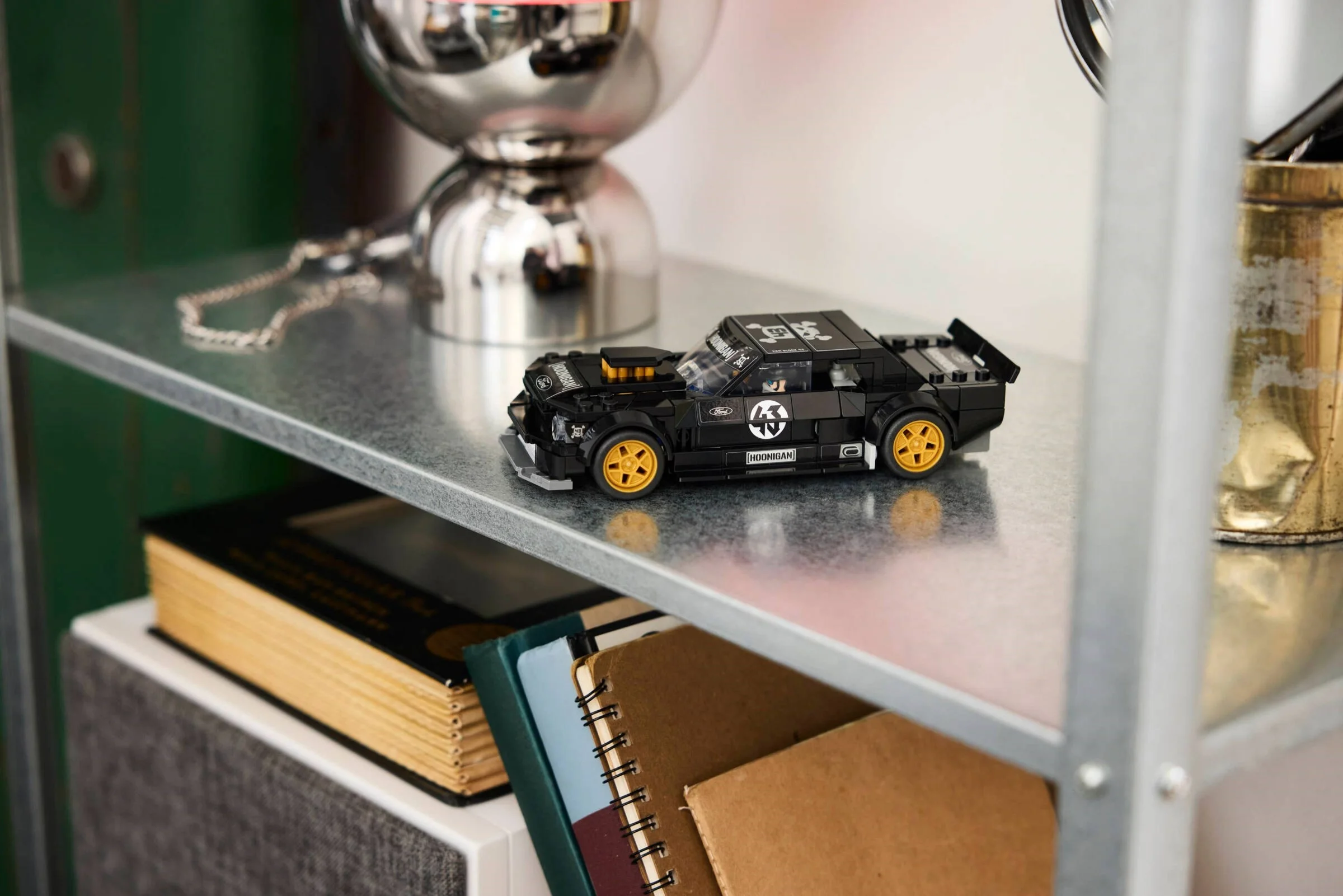 LEGO® 77262 Ken Block's 1965 Ford Mustang Hoonicorn RTR V1 - zdjęcie 9
