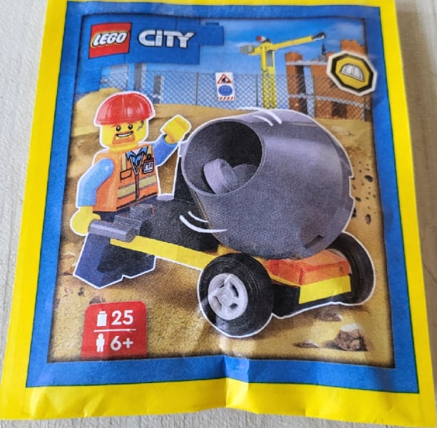 Minifigure Polybag- Builder with Cement Mixer #