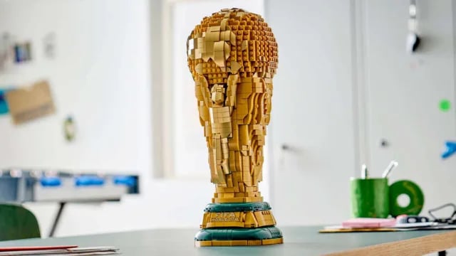 Oficjalny Puchar Świata FIFA 43020 na biurku