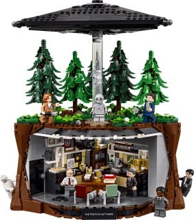 Model LEGO Ideas X-Files z przekrojem wnętrza