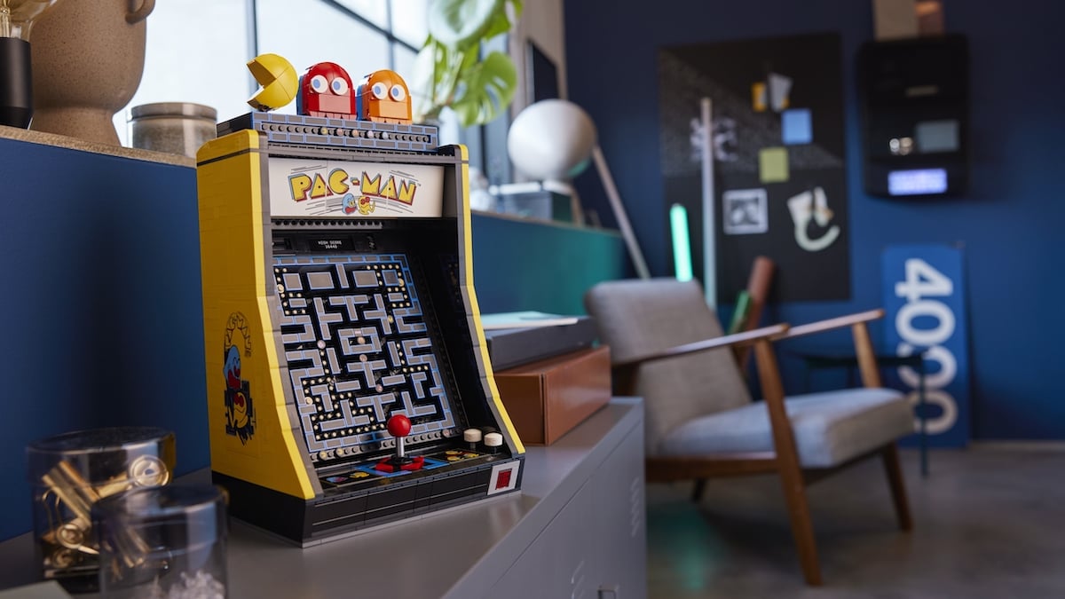 Automat do gry Pac-Man LEGO 10323 w aranżacji wnętrza