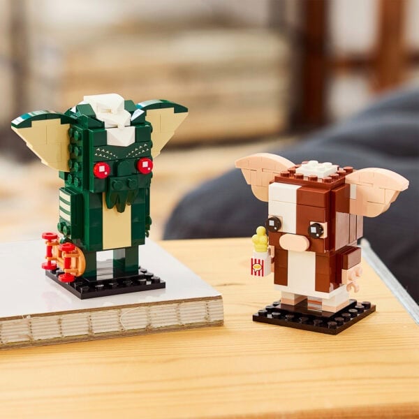 LEGO BrickHeadz 40919 Gizmo i Stripe ustawione obok siebie