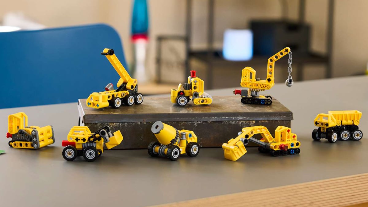 Modele Technic Mighty Machines na biurku